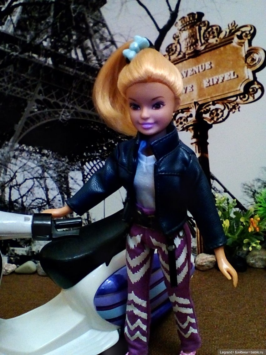 Лурения: Бурджу на фоне Эйфелевой башни