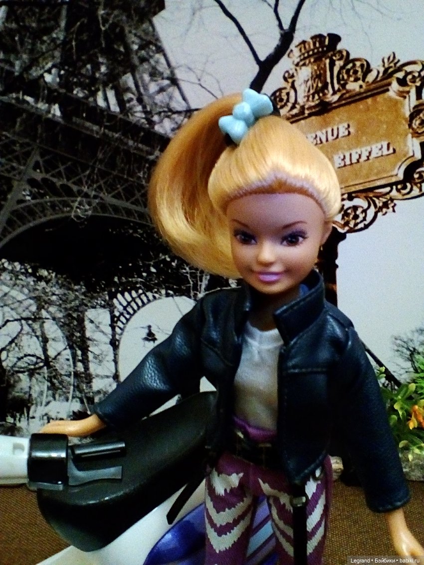 Лурения: Бурджу на фоне Эйфелевой башни