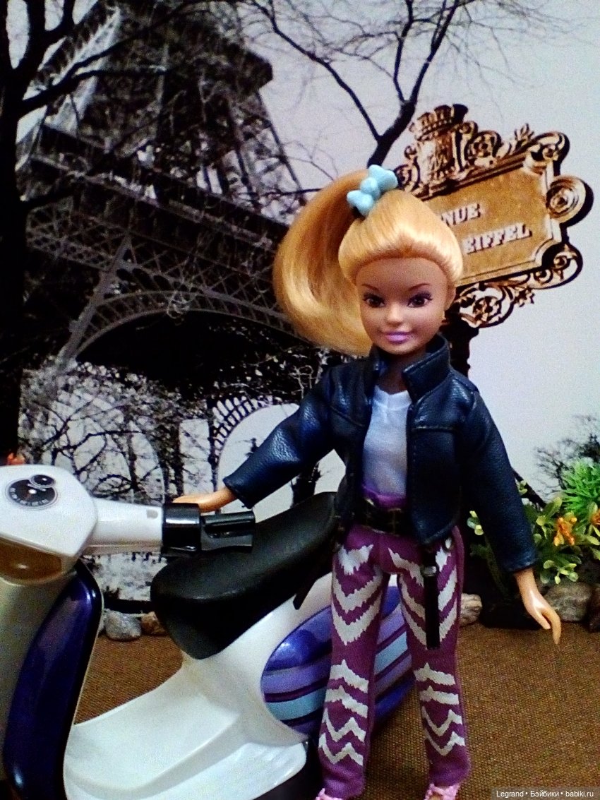 Лурения: Бурджу на фоне Эйфелевой башни