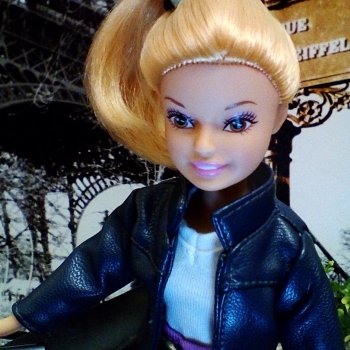 Лурения: Бурджу на фоне Эйфелевой башни