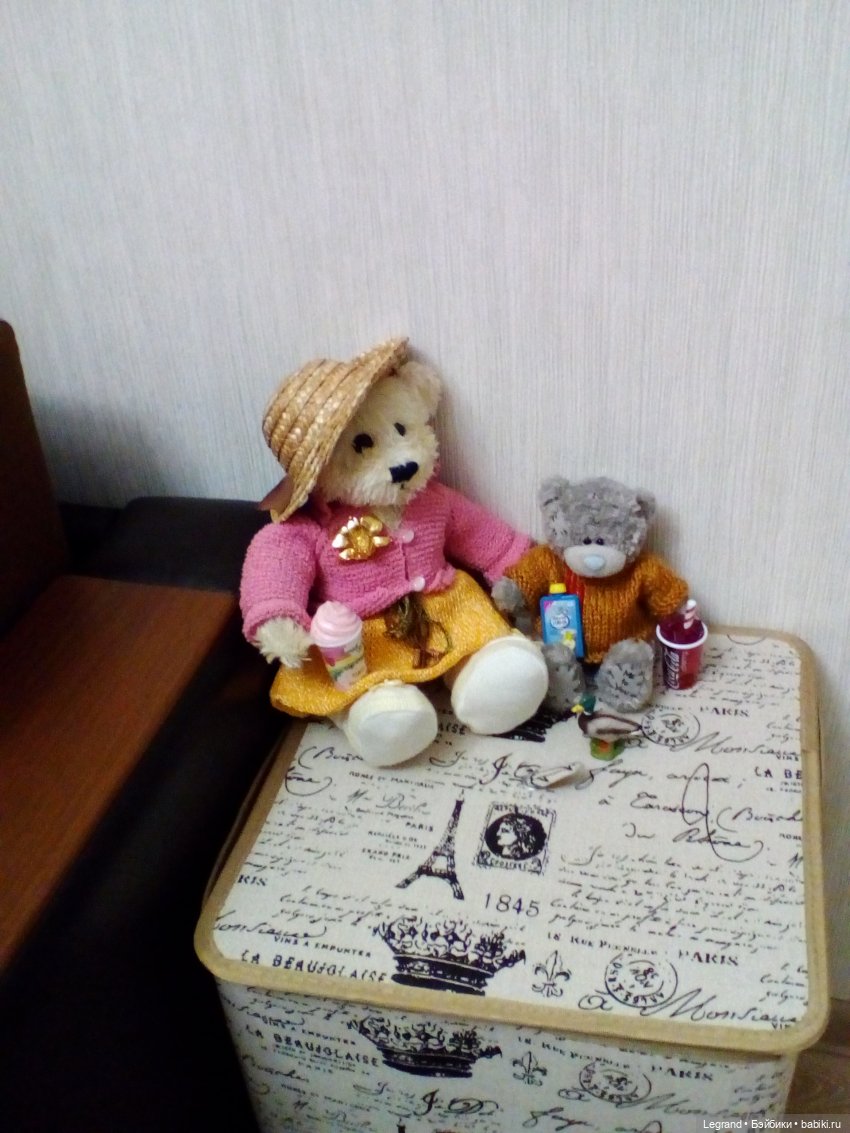 Пембе с альбомом французской живописи