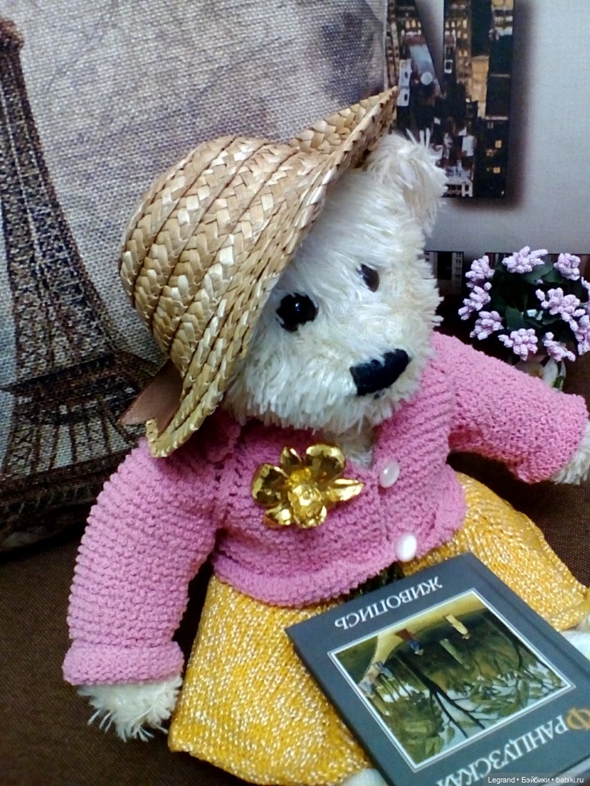 Пембе с альбомом французской живописи (фото 2)