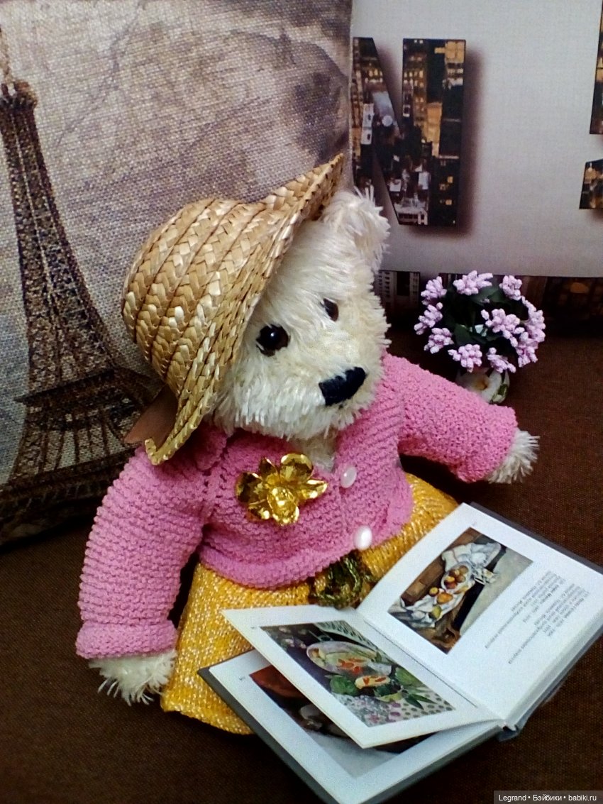 Пембе с альбомом французской живописи (фото 9)