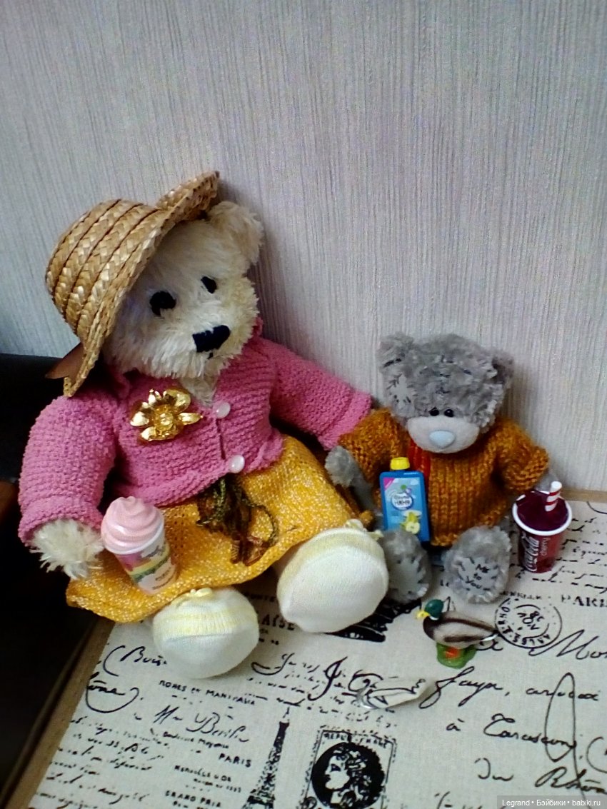 Пембе с альбомом французской живописи