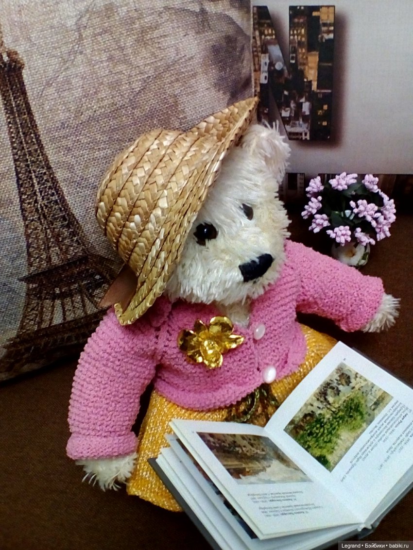 Пембе с альбомом французской живописи (фото 5)