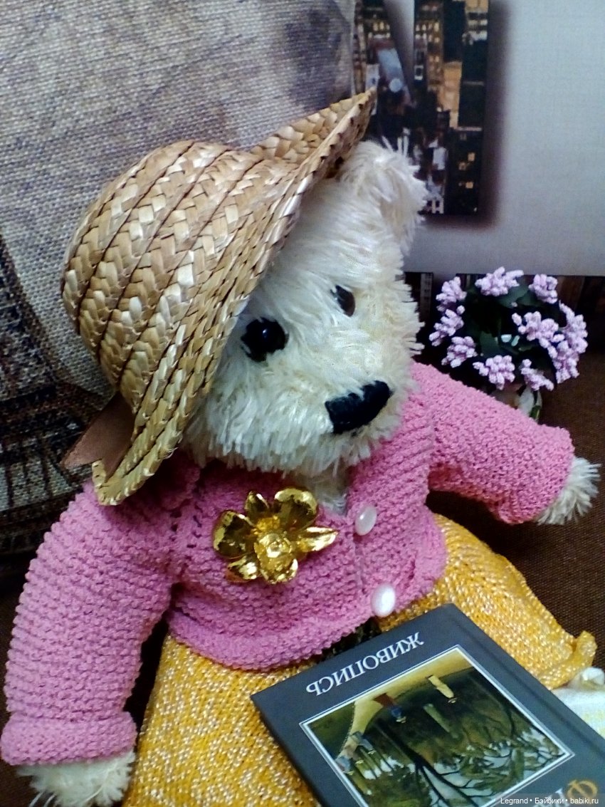 Пембе с альбомом французской живописи