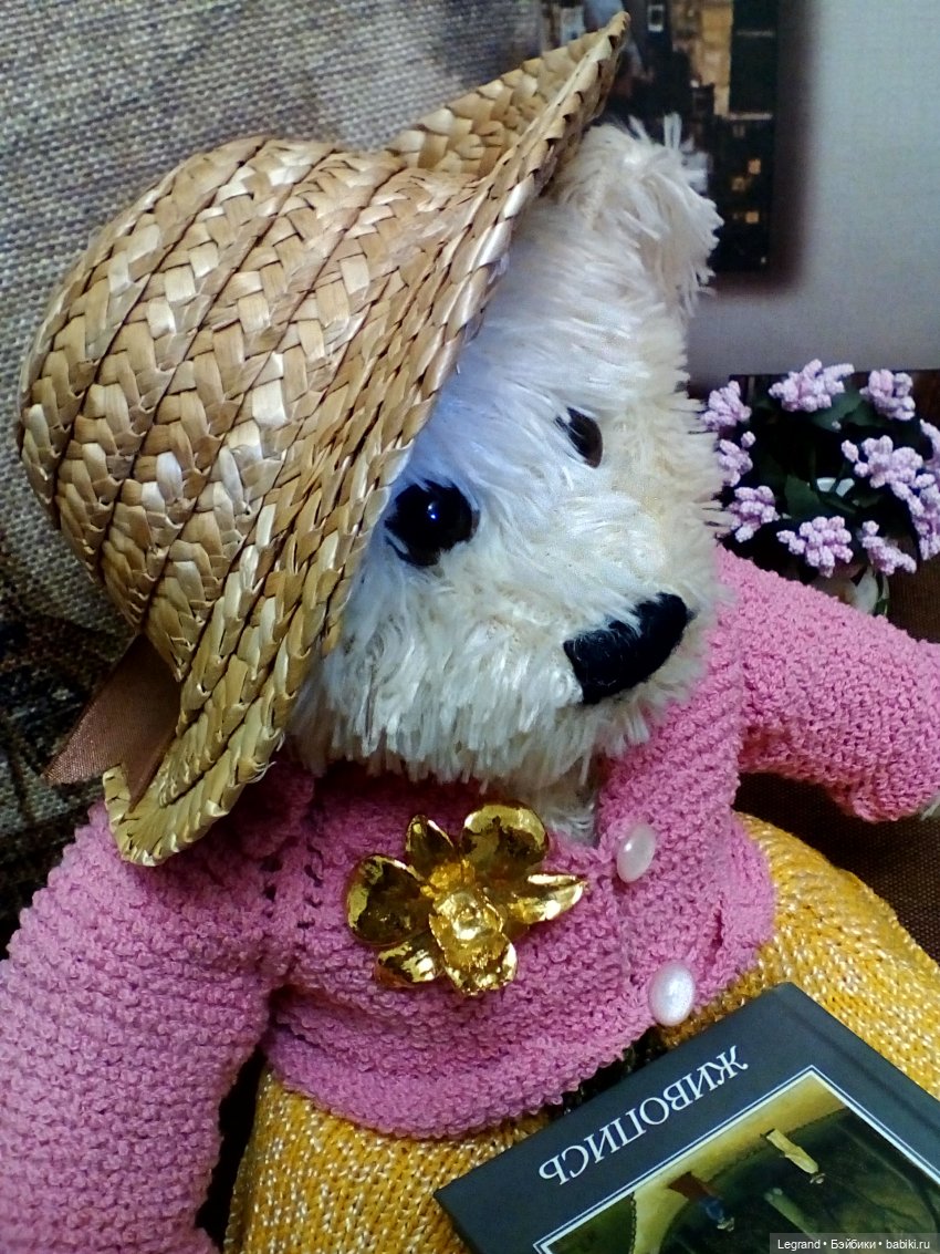 Пембе с альбомом французской живописи (фото 3)