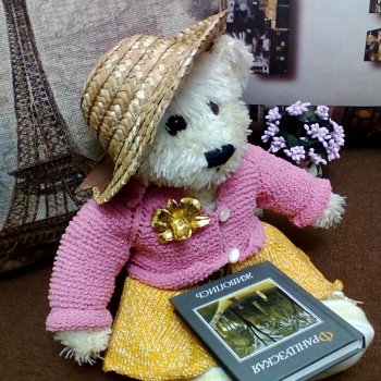 Пембе с альбомом французской живописи