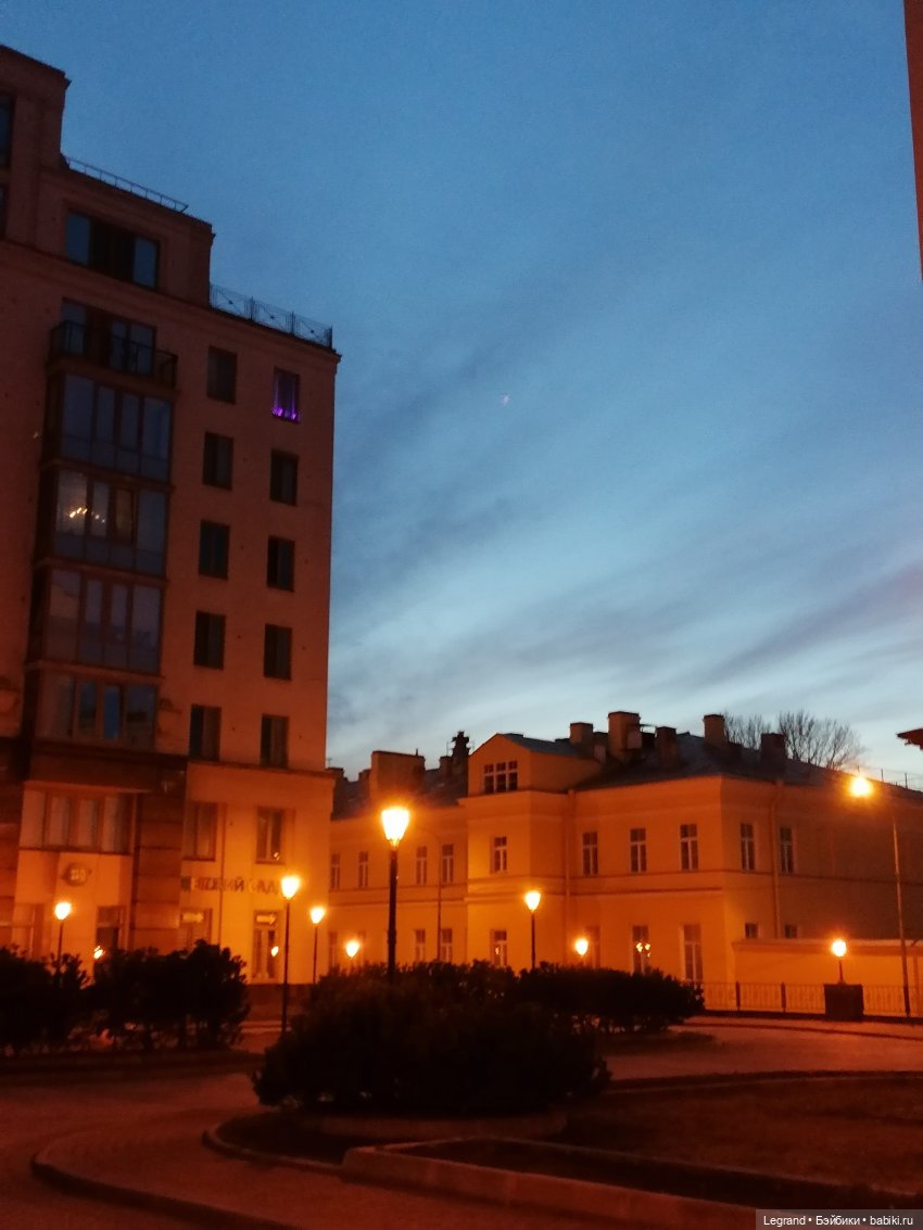 Санкт-Петербург: Айсель в вечернем Парадном