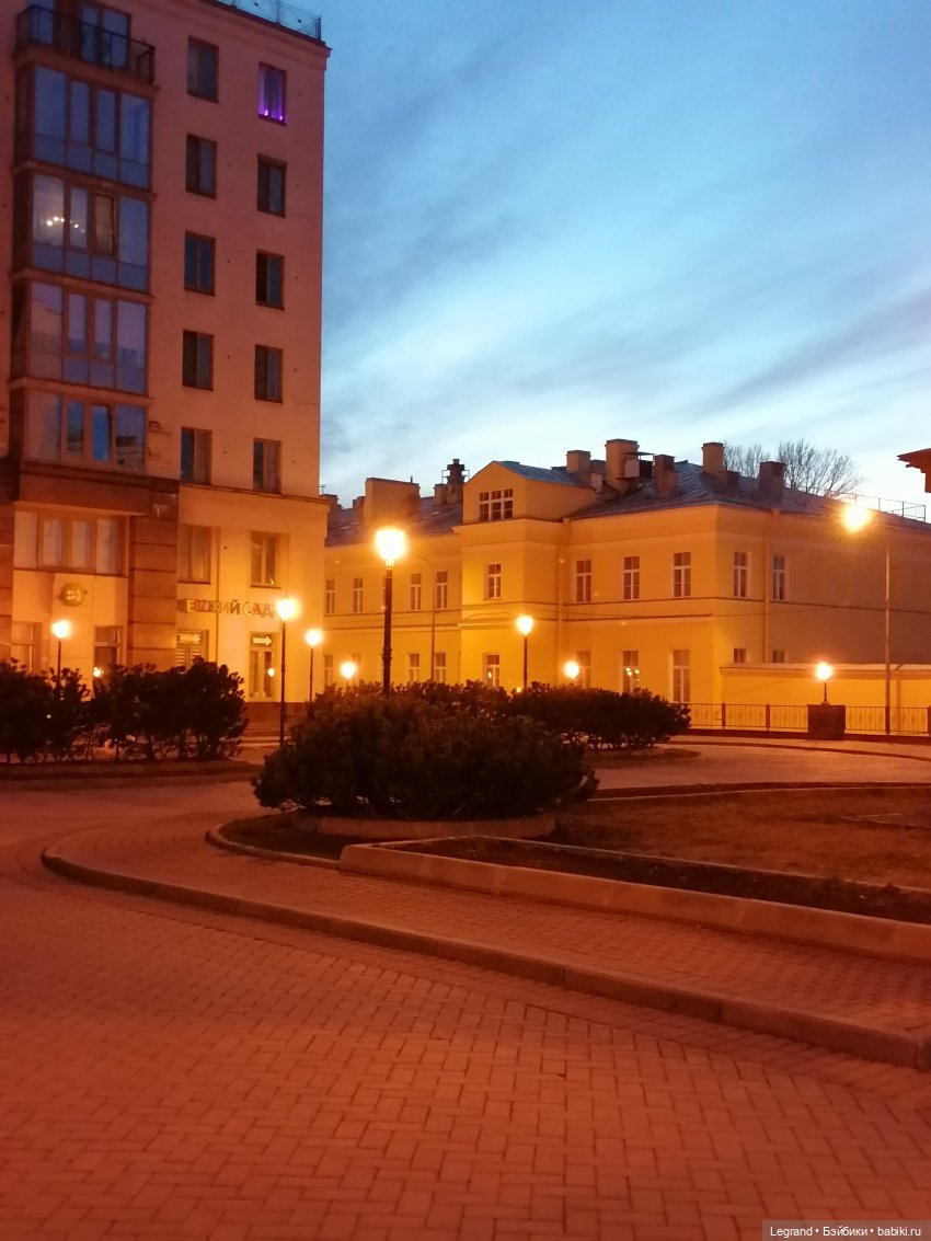 Санкт-Петербург: Айсель в вечернем Парадном