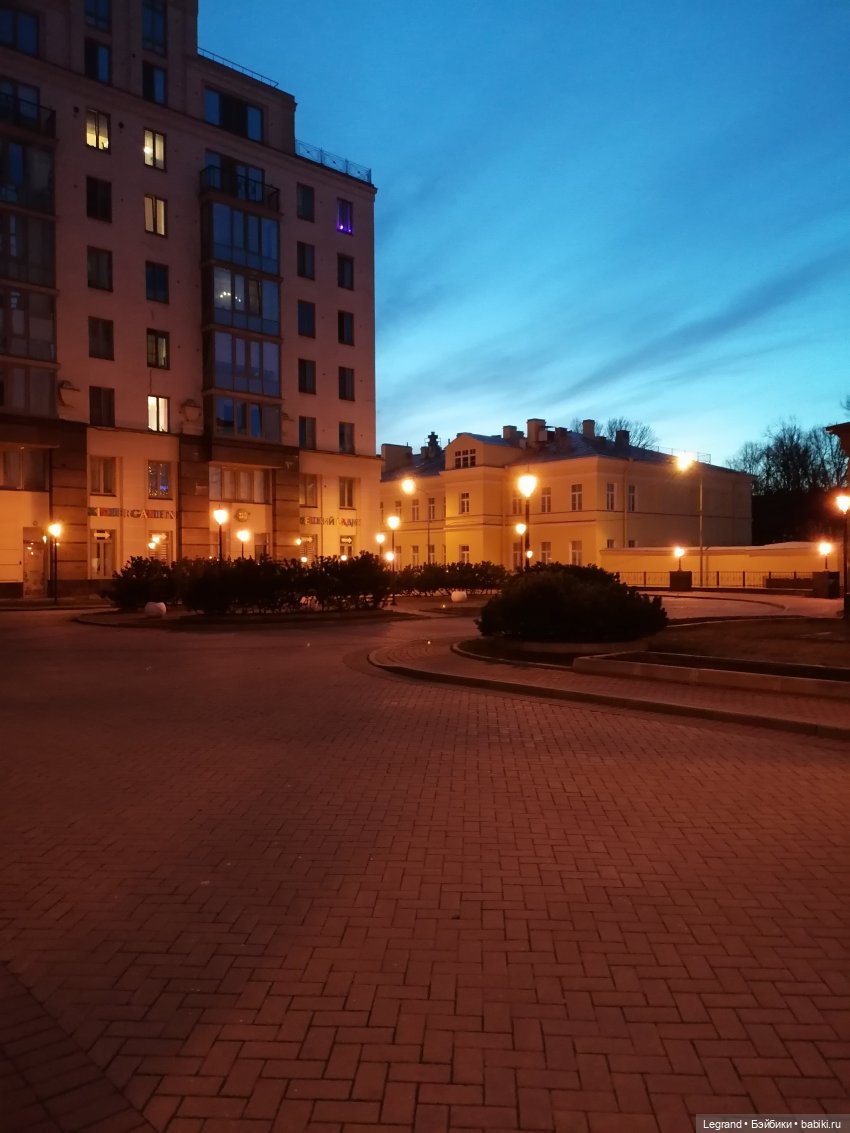 Санкт-Петербург: Айсель в вечернем Парадном