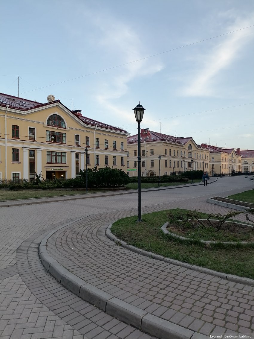 Айсель, Джан и цветочки в Парадном