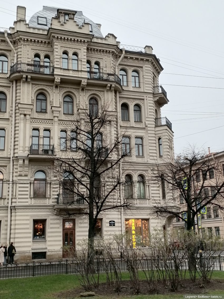 Санкт-Петербург. Пышное цветение сакуры