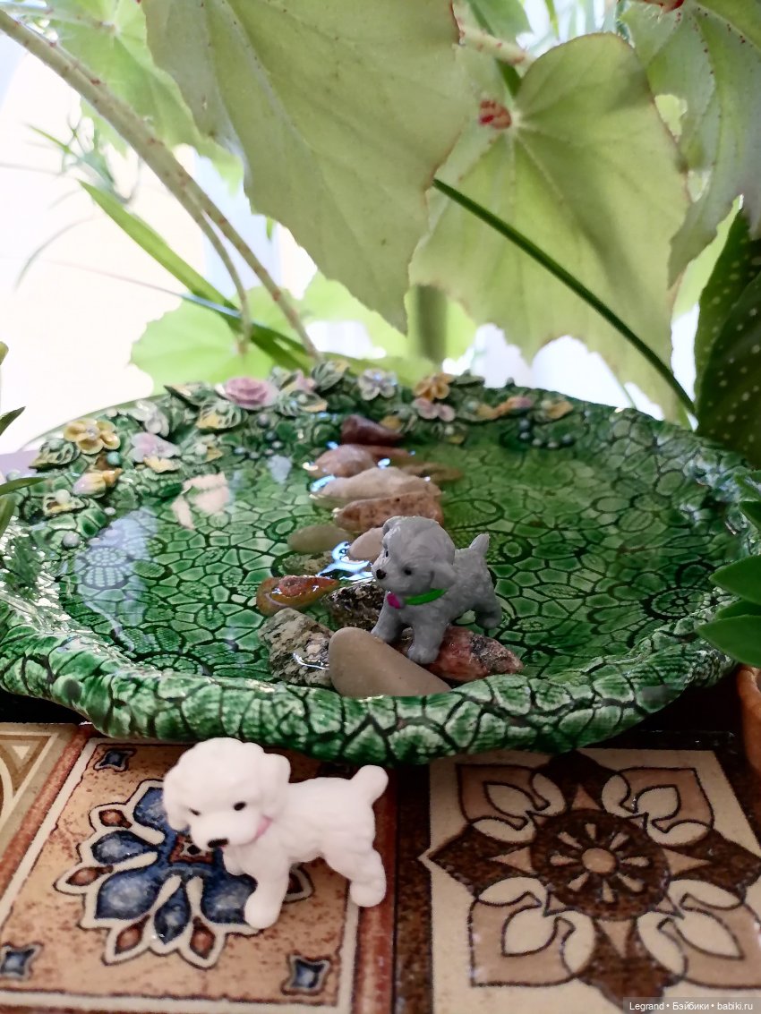 Лурения: Дамла и Айсель в саду