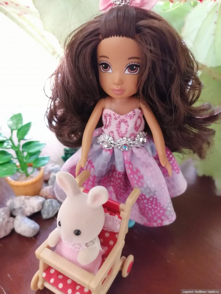 Луренские сады: девочки на прогулке