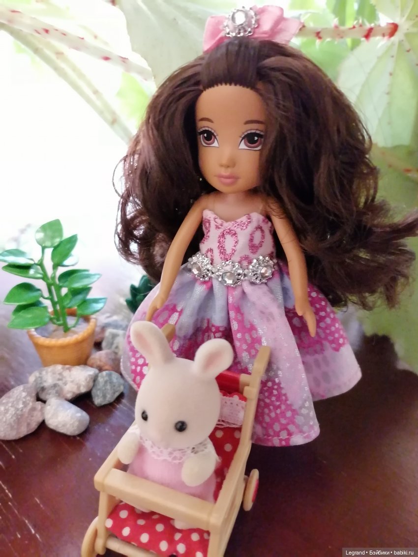 Луренские сады: девочки на прогулке