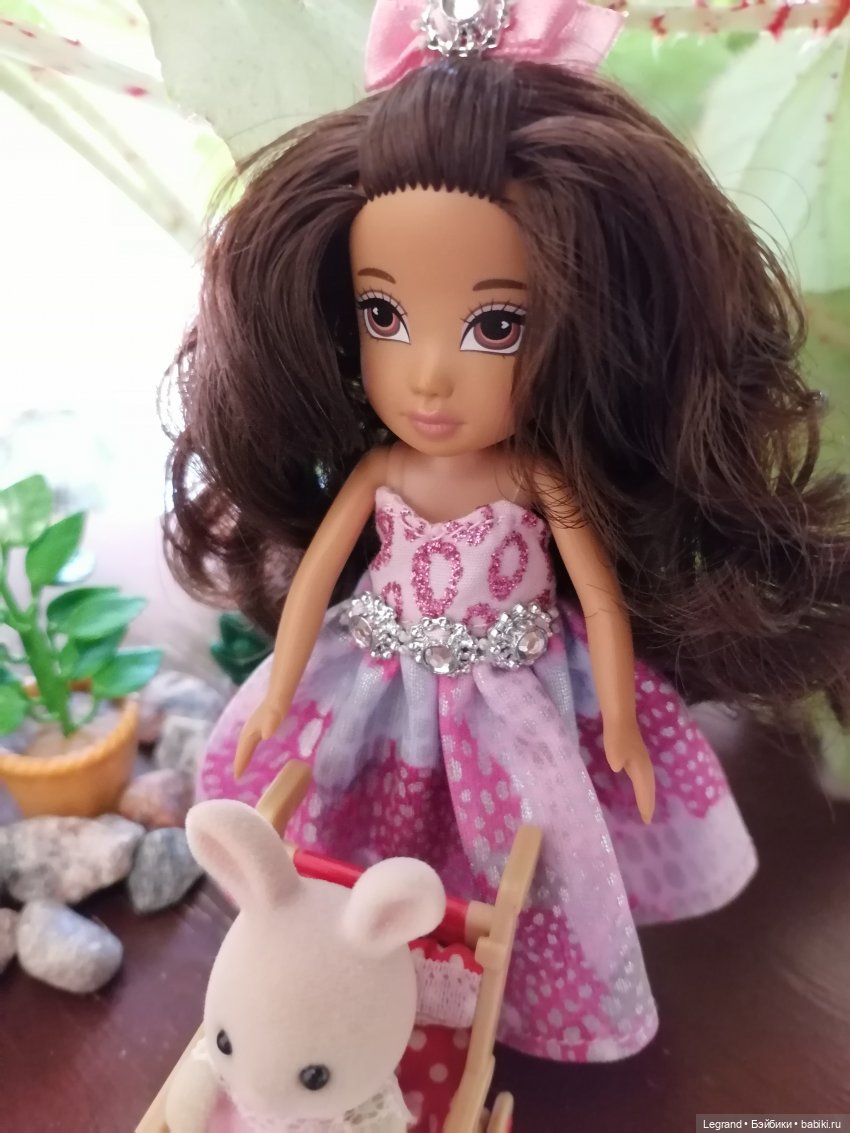 Луренские сады: девочки на прогулке