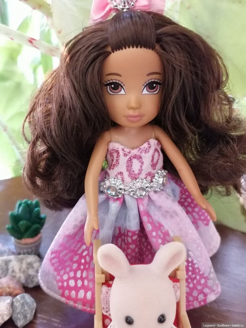 Луренские сады: девочки на прогулке