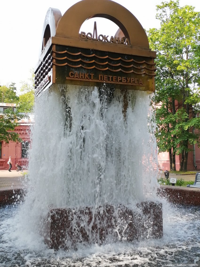 Санкт-Петербург: "Вселенная Воды" на Шпалерной - питомцы у фонтана и в сквере (фото 2)