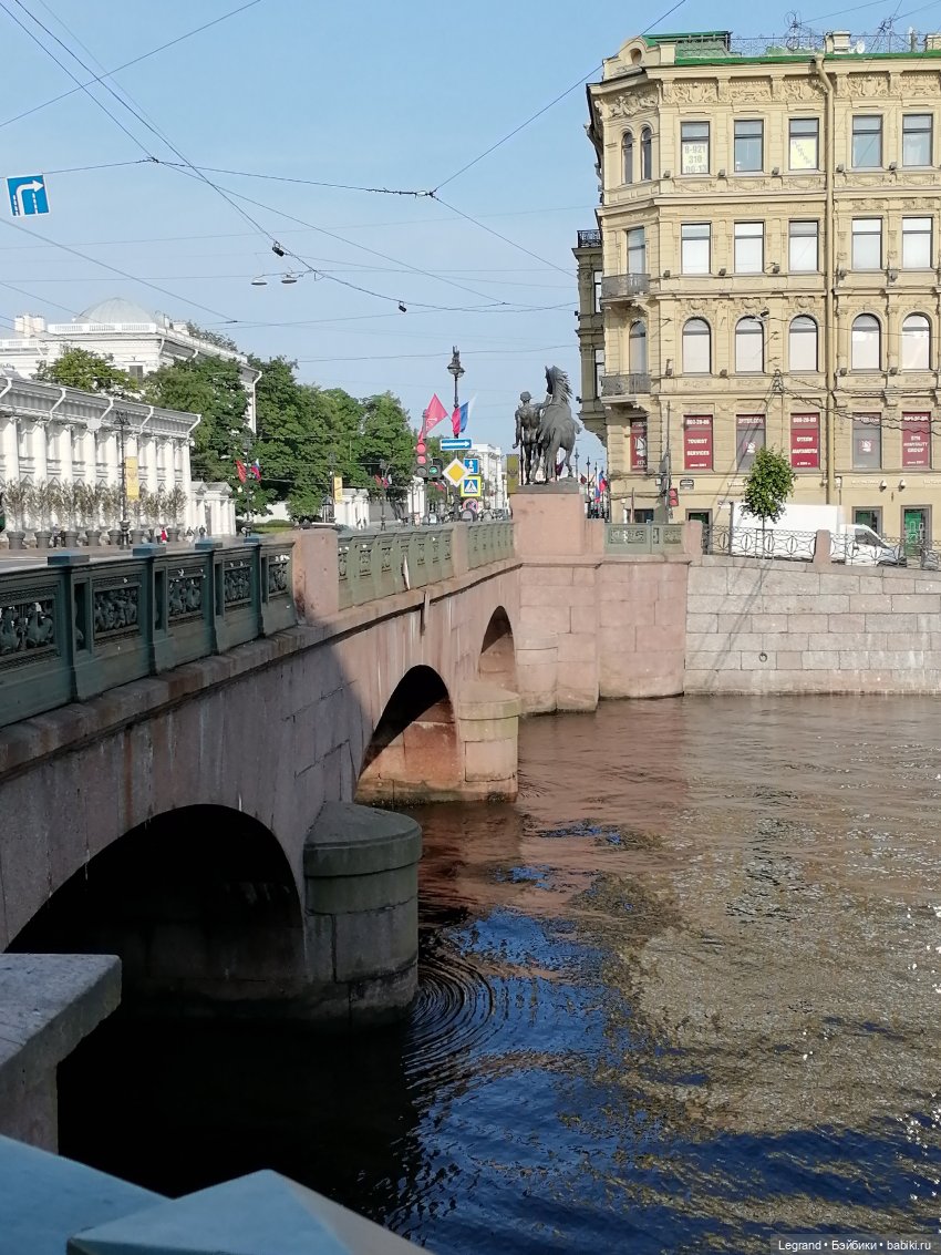 Санкт-Петербург: Кира на прогулке. Фонтанка, Аничков мост - часть первая (фото 2)