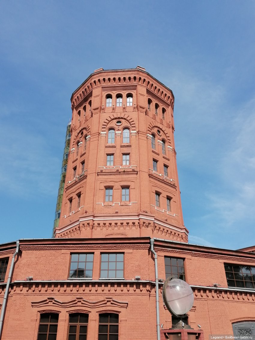 Санкт-Петербург: Берен у фонтана возле музея "Мир воды" (фото 4)