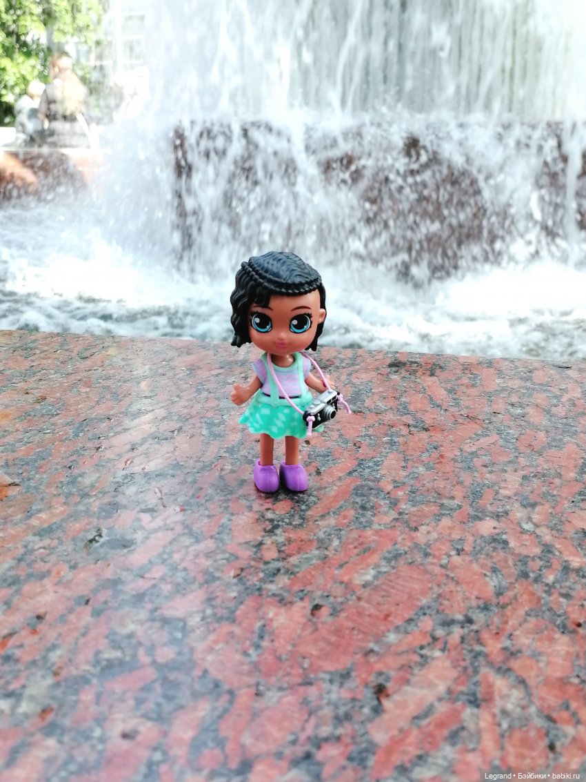 Санкт-Петербург: Берен у фонтана возле музея "Мир воды"