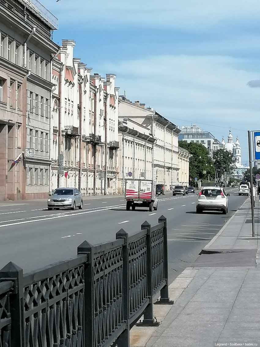 Санкт-Петербург: Берен у фонтана возле музея "Мир воды"