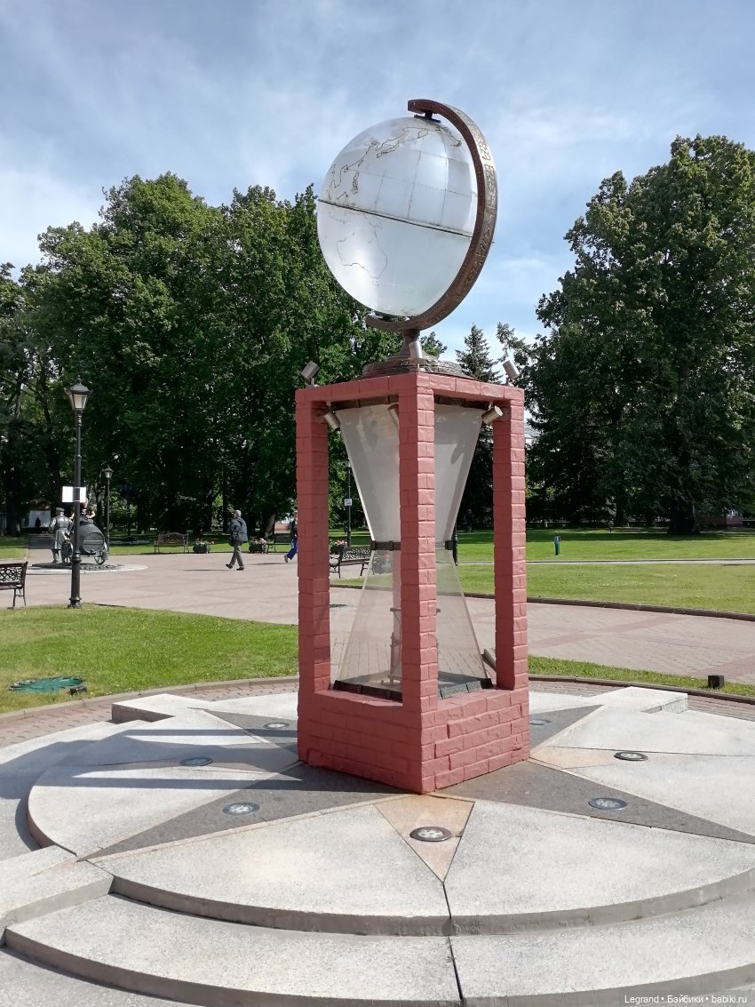 Санкт-Петербург: Берен у фонтана возле музея "Мир воды"