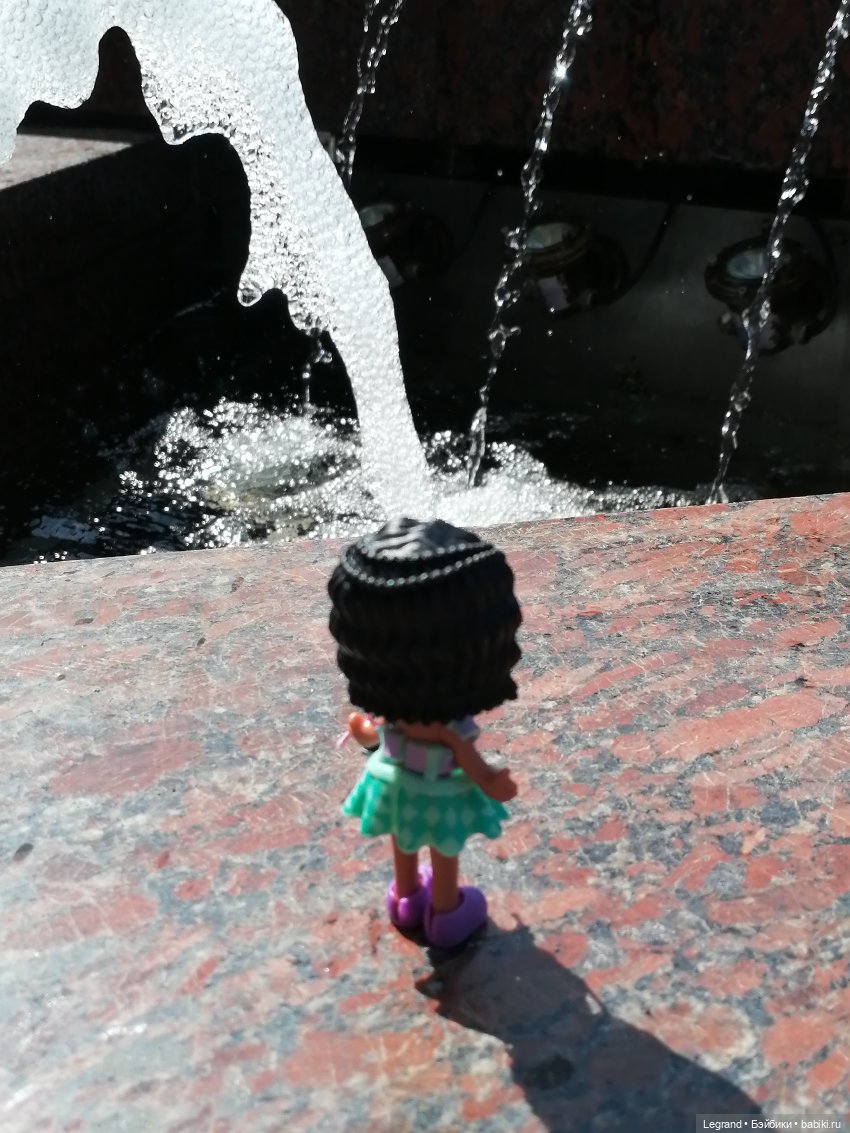 Санкт-Петербург: Берен и фламинго у фонтана и на набережной Невы (фото 7)