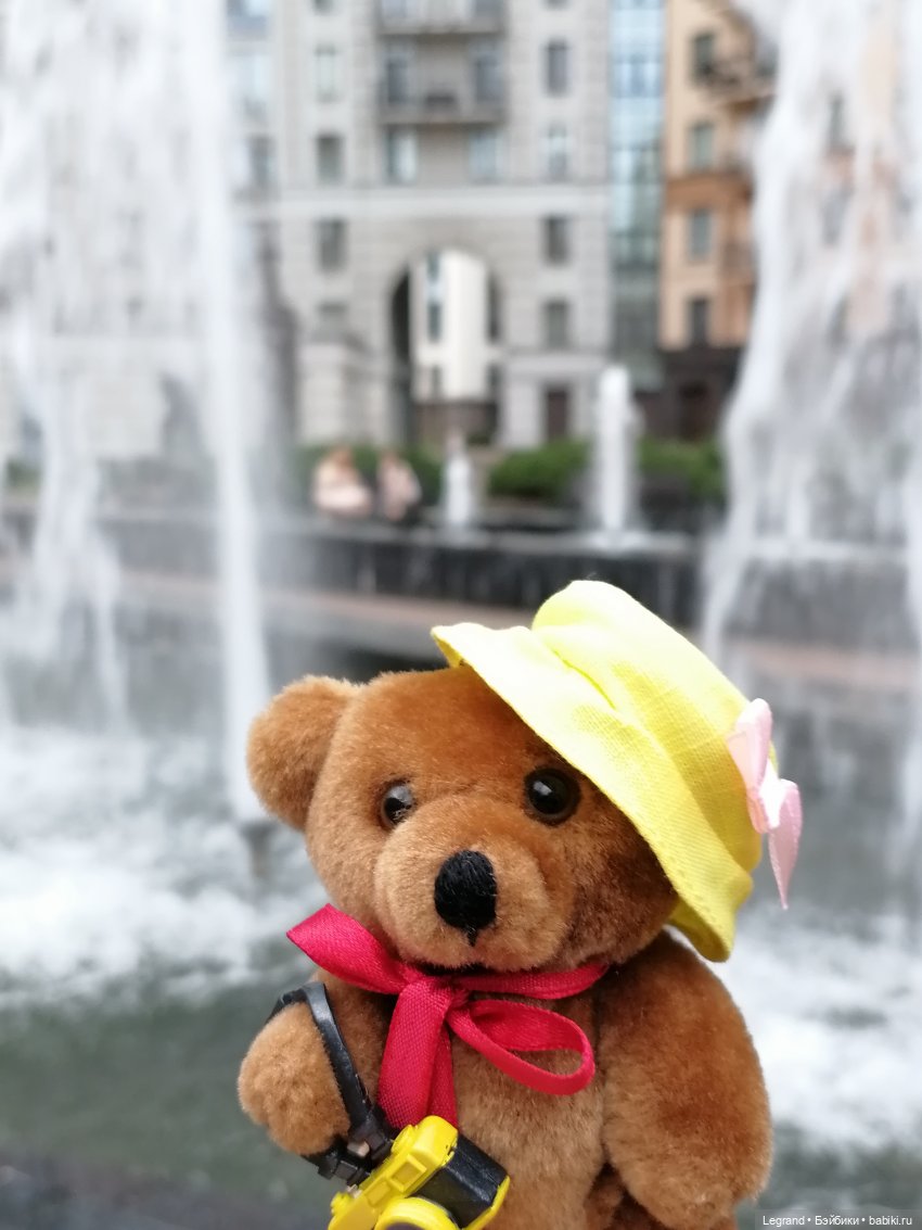 Санкт-Петербург: Мишель и фонтаны в Парадном