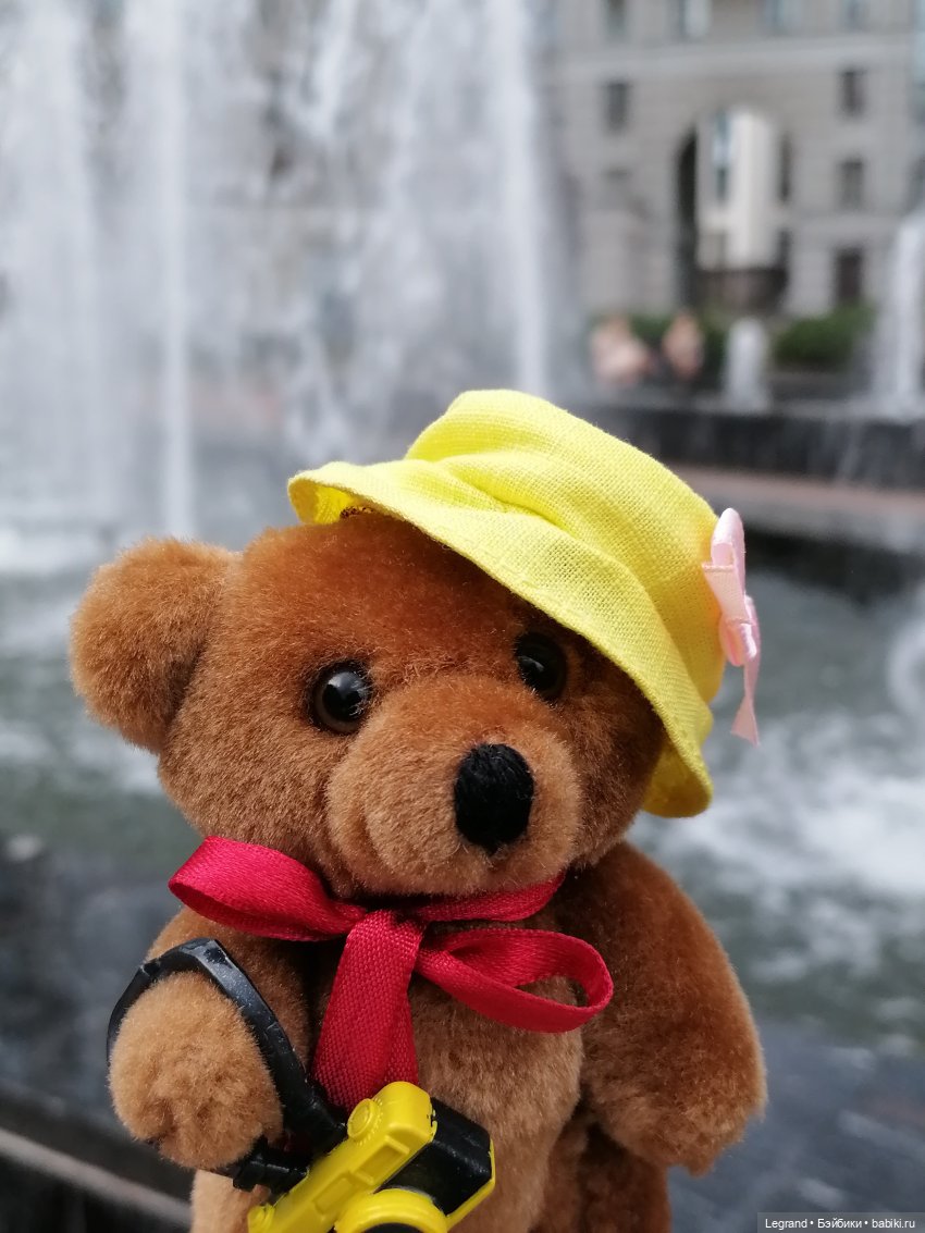 Санкт-Петербург: Мишель и фонтаны в Парадном (фото 7)