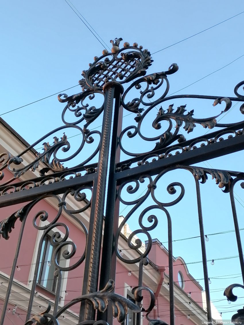 Из жизни моих мишек: Мишель во внутреннем дворе особняка И.К. Мясникова (фото 3)