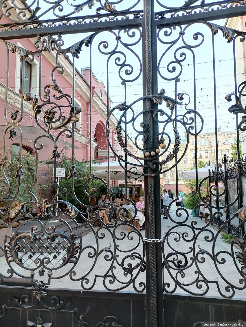 Из жизни моих мишек: Мишель во внутреннем дворе особняка И.К. Мясникова