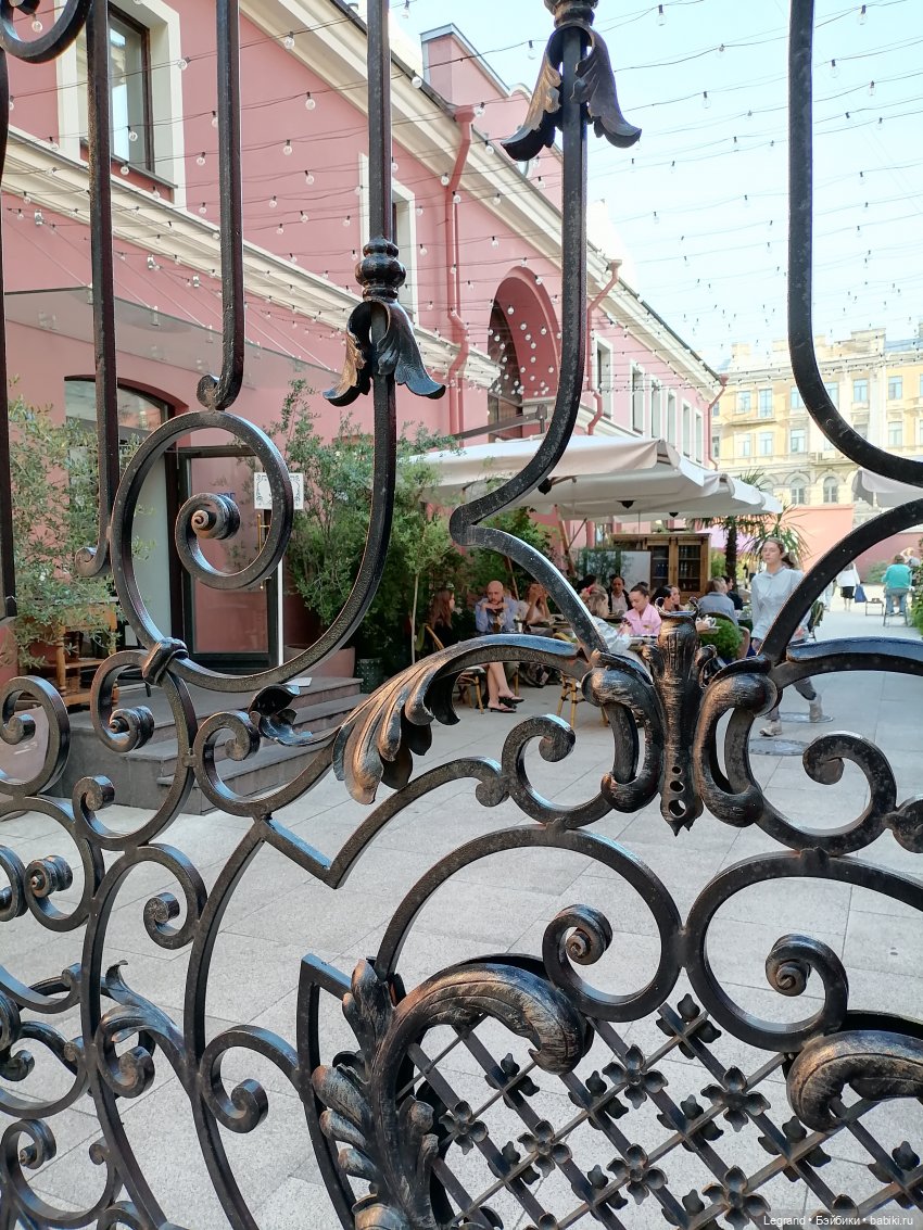 Из жизни моих мишек: Мишель во внутреннем дворе особняка И.К. Мясникова (фото 2)