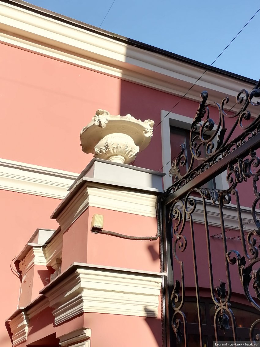 Из жизни моих мишек: Мишель во внутреннем дворе особняка И.К. Мясникова (фото 4)