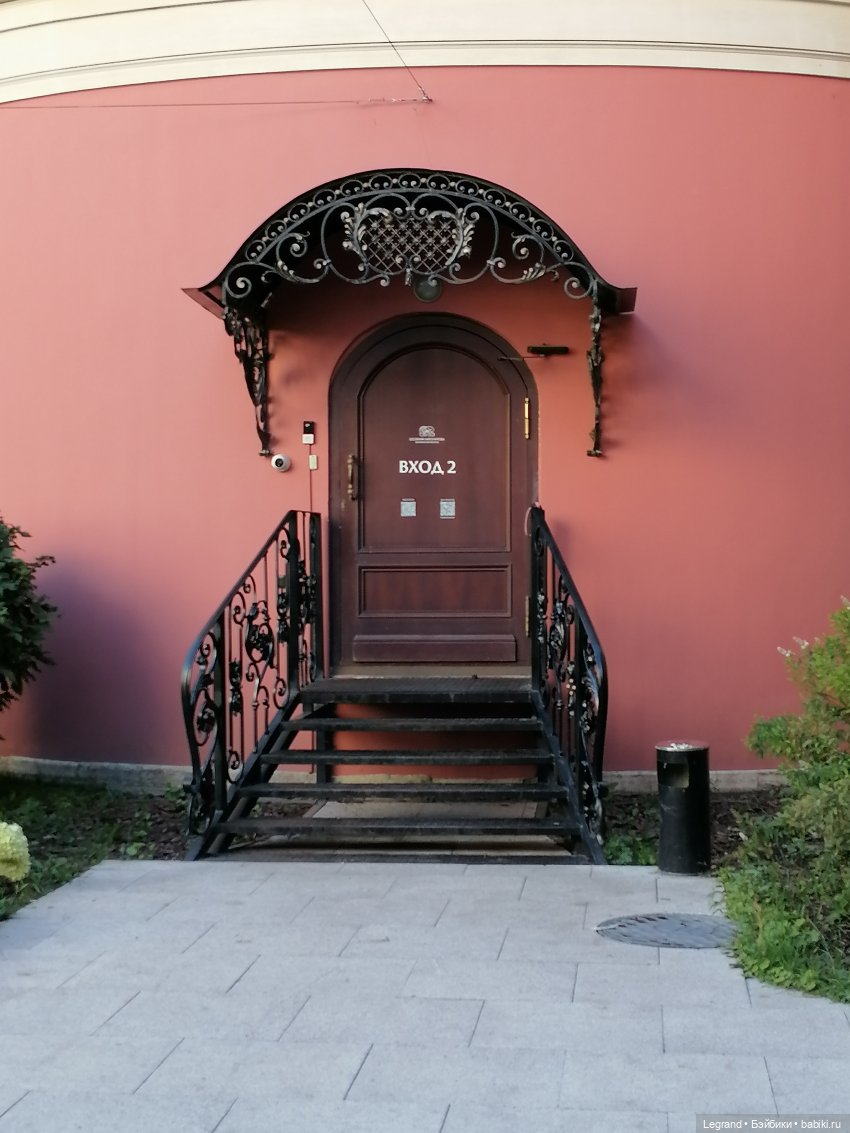 Из жизни моих мишек: Мишель во внутреннем дворе особняка И.К. Мясникова (фото 6)