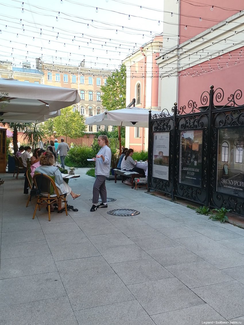 Из жизни моих мишек: Мишель во внутреннем дворе особняка И.К. Мясникова (фото 5)