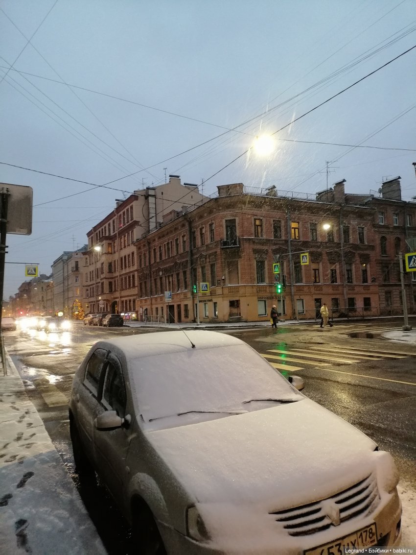Заснеженный Санкт-Петербург: прогулка с винтажной белкой