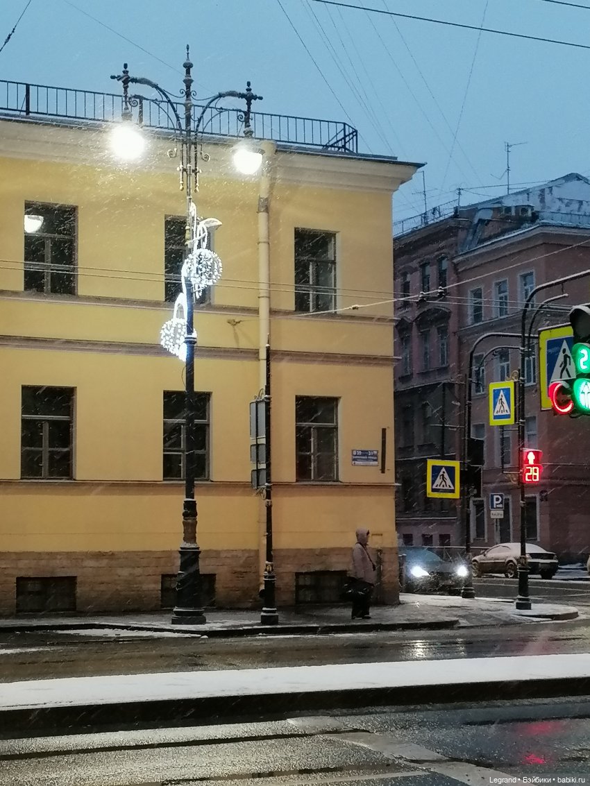 Заснеженный Санкт-Петербург: прогулка с винтажной белкой