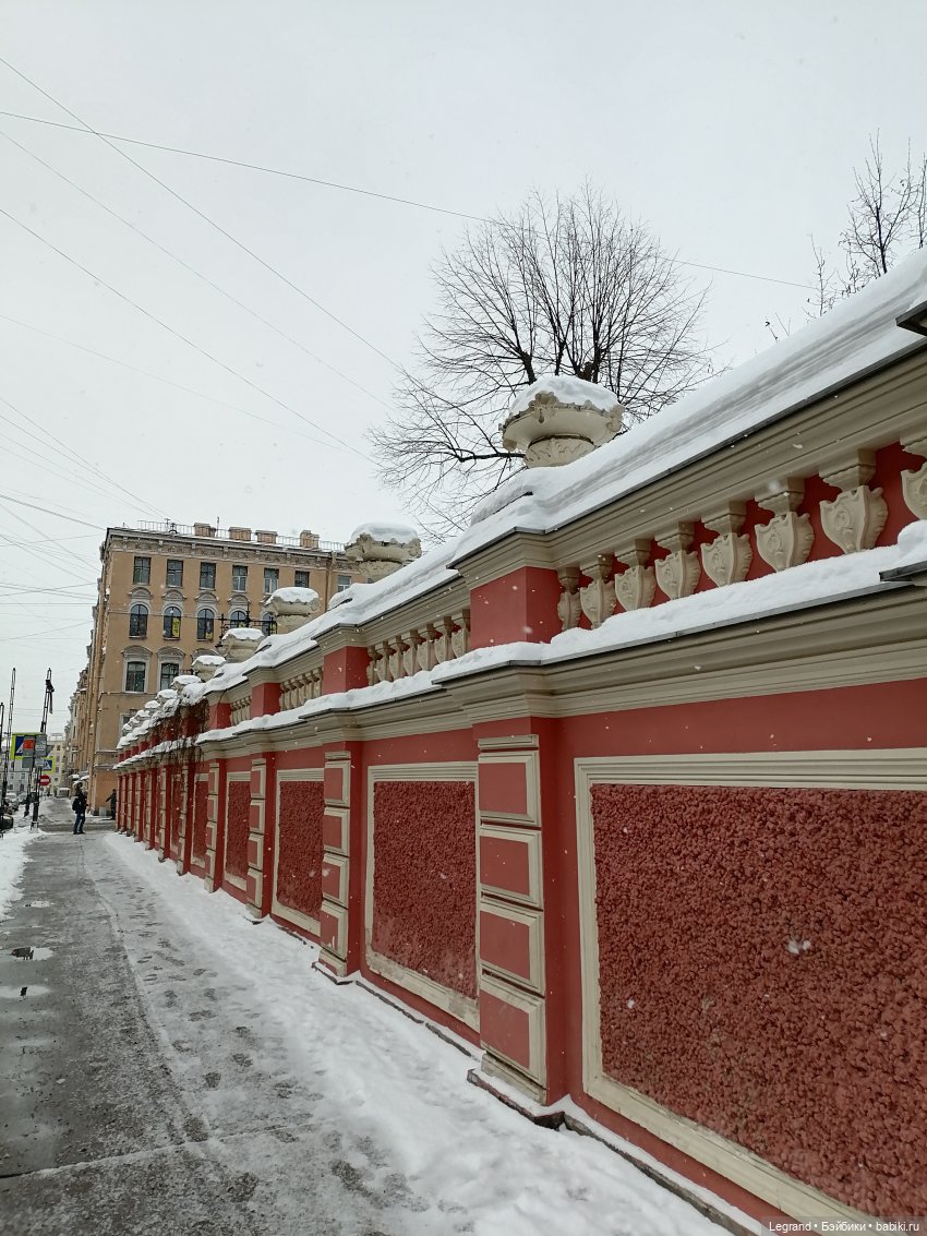 Зимний Санкт-Петербург: медвежонок Барыш на прогулке
