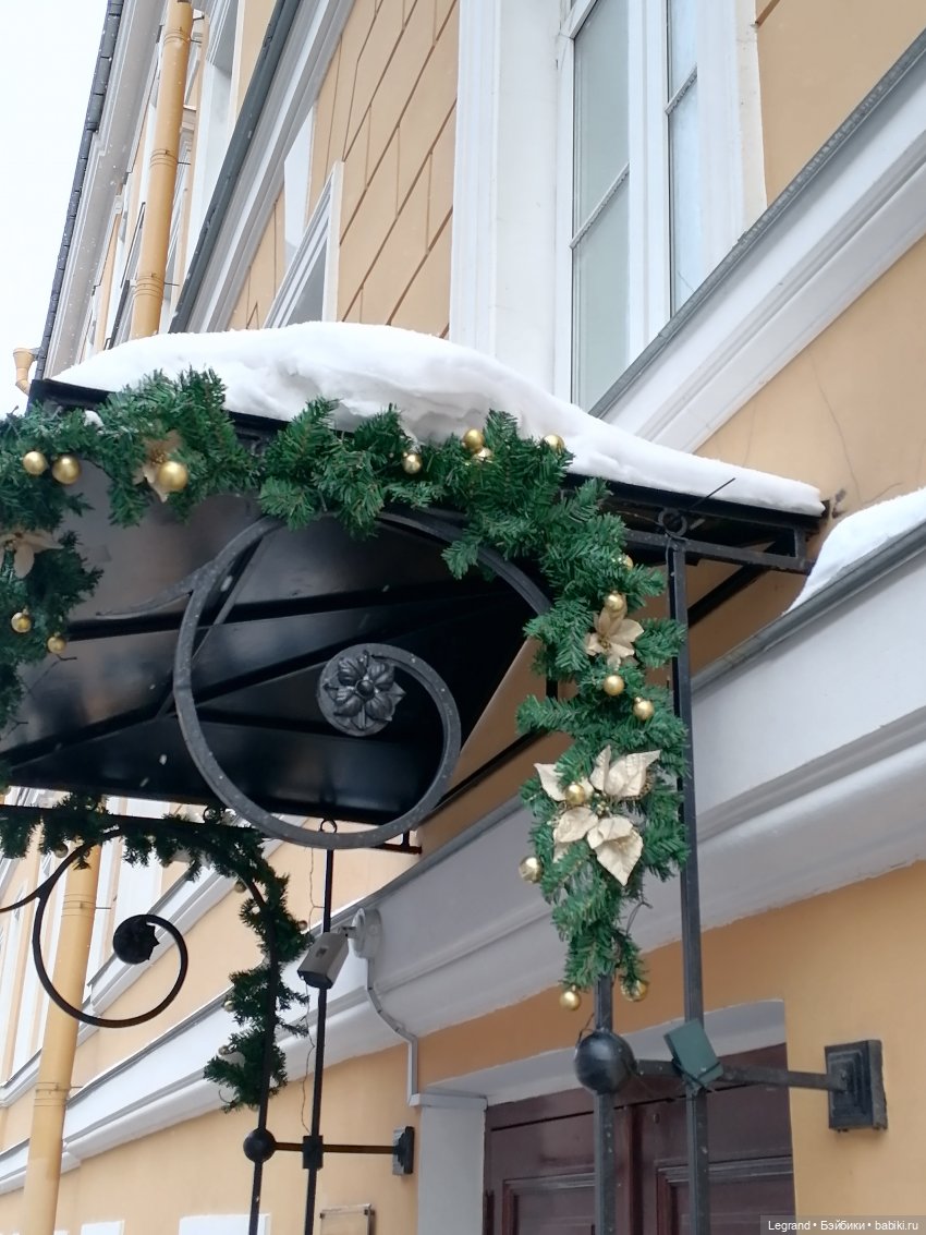 Зимний Санкт-Петербург: медвежонок Барыш на прогулке