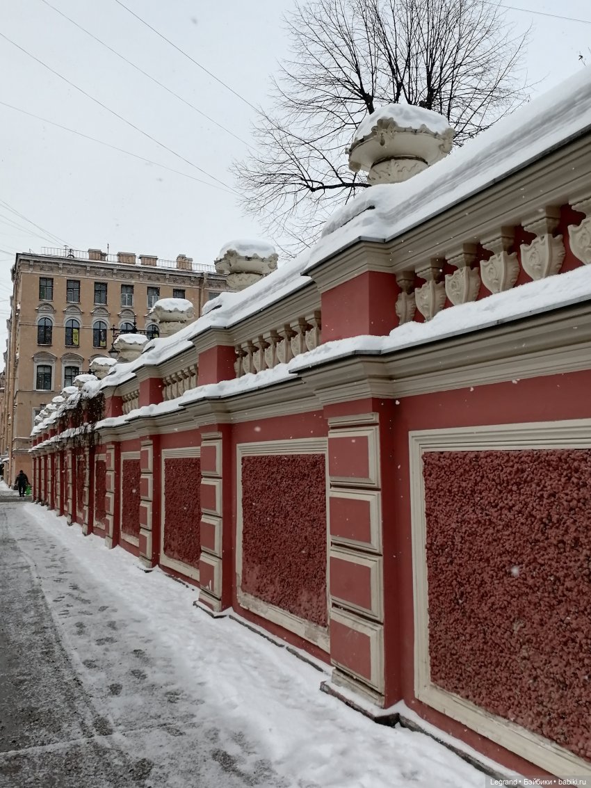 Зимний Санкт-Петербург: медвежонок Барыш на прогулке
