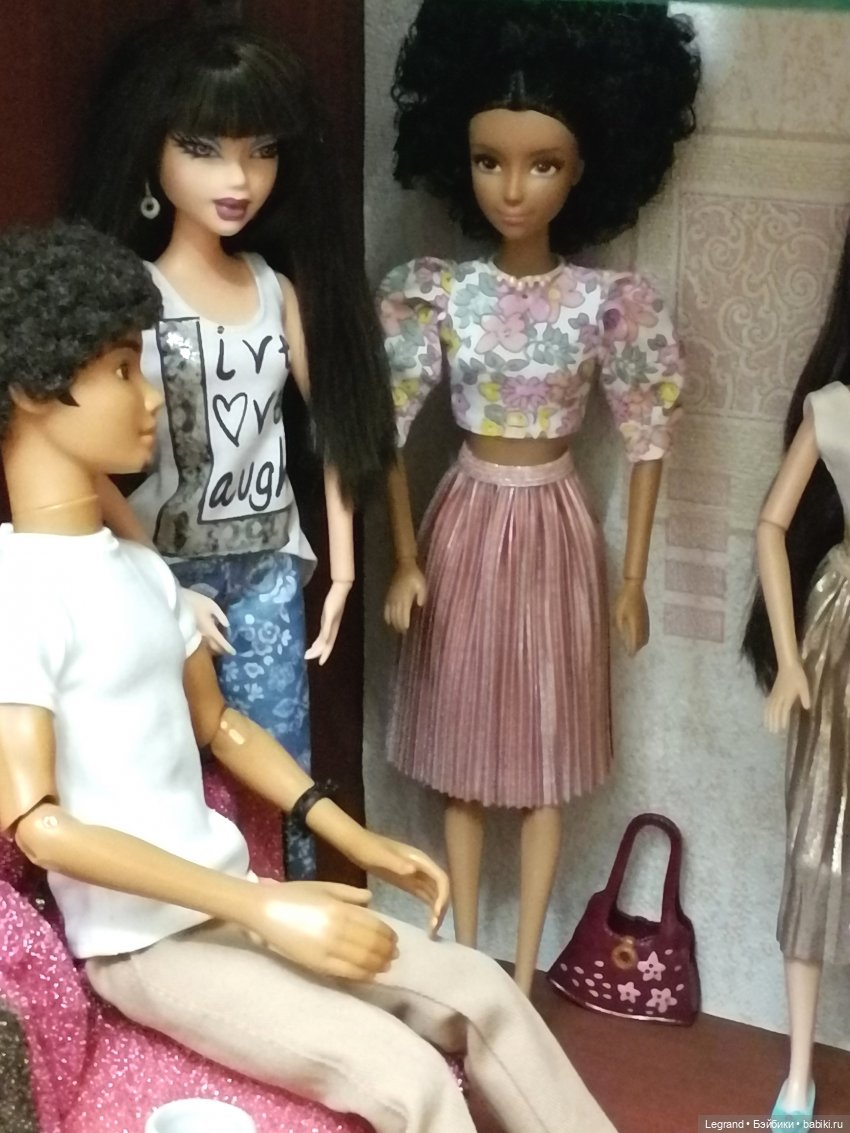 Лурения: перестановки на куклополках и спальня для Жак-Анжа