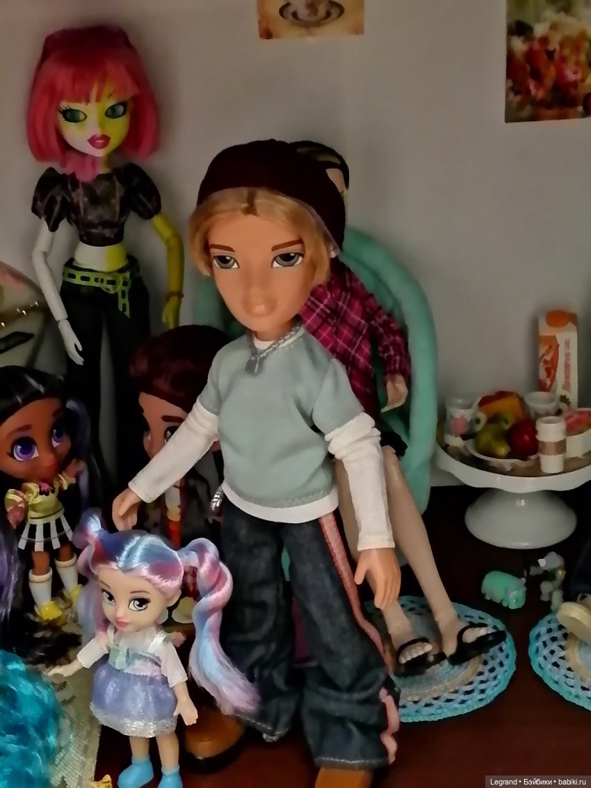 Лурения: перестановки на куклополках и спальня для Жак-Анжа