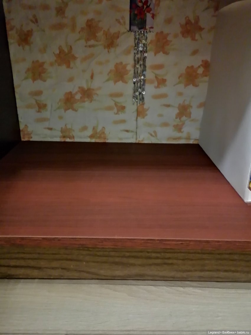 Лурения: перестановки на куклополках и спальня для Жак-Анжа