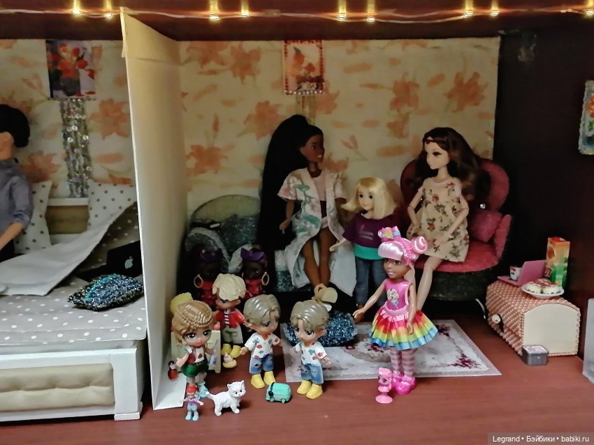 Лурения: перестановки на куклополках и спальня для Жак-Анжа