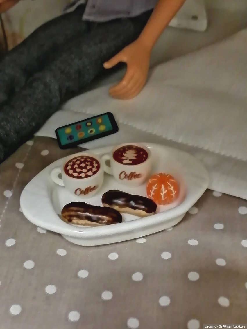 Лурения: перестановки на куклополках и спальня для Жак-Анжа