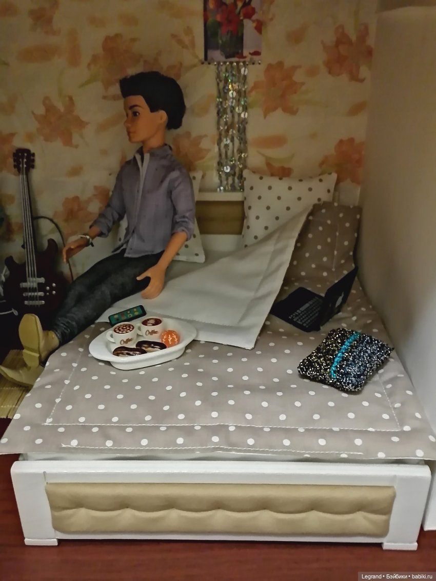 Лурения: перестановки на куклополках и спальня для Жак-Анжа