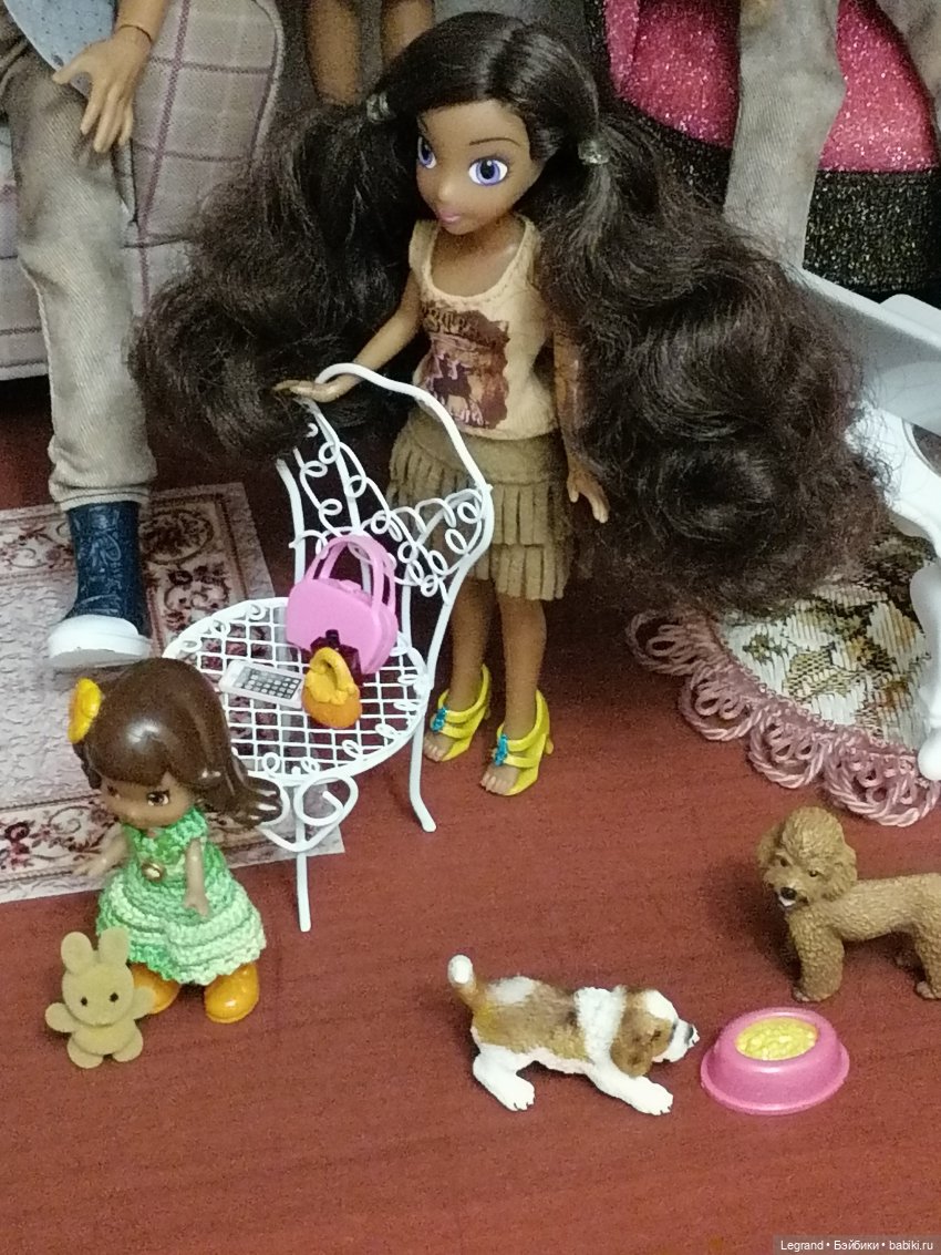 Лурения: перестановки на куклополках и спальня для Жак-Анжа