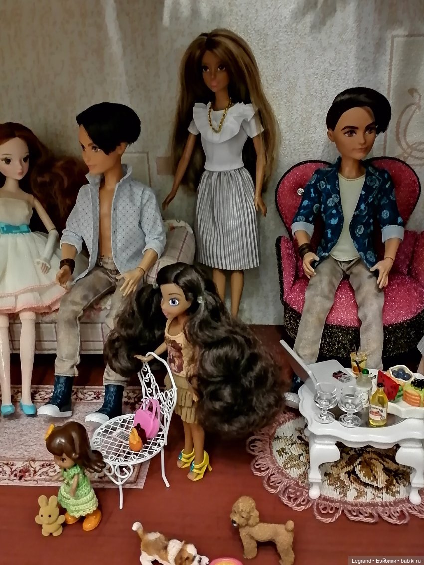 Лурения: перестановки на куклополках и спальня для Жак-Анжа